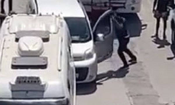 Minibüs şoförü tartıştığı sürücüye bıçakla saldırdı